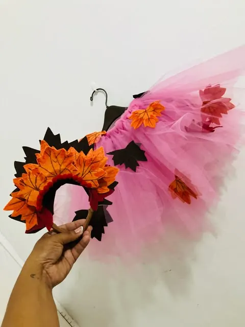 Corona de hojas de otoño con tutú rosa